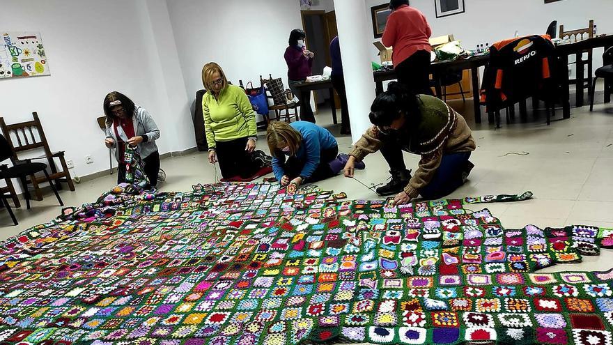 GALERÍA | Tejiendo el árbol de Navidad en Porto de Sanabria