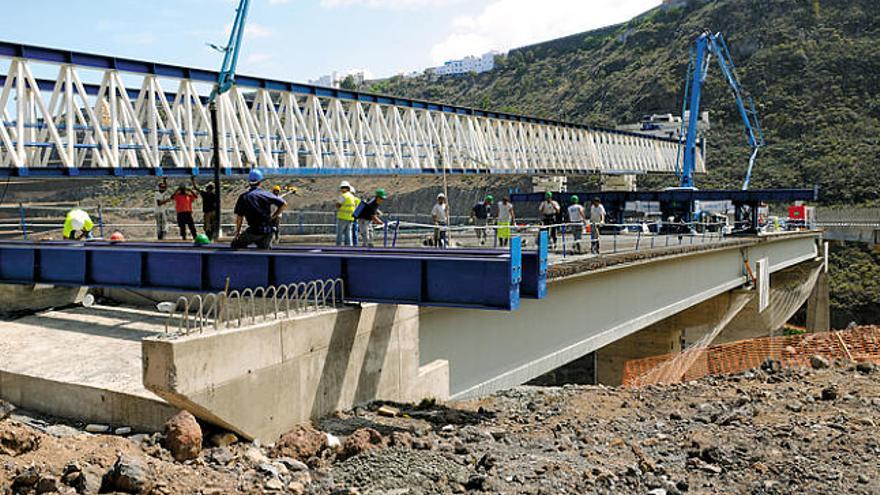 Los operarios finalizan los trabajos del primer viaducto de la nueva carretera Pagador-Guía, ayer.