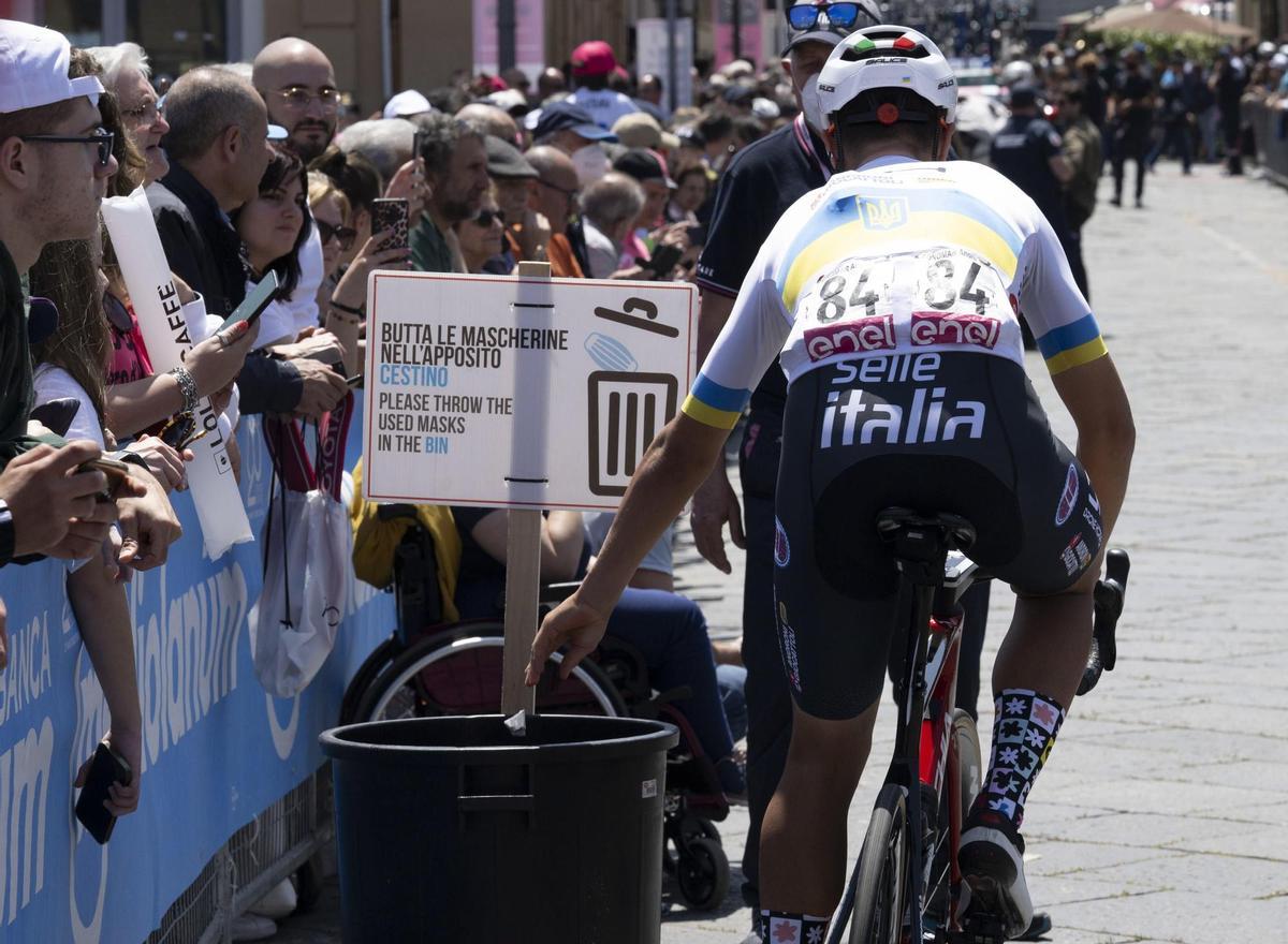 Palmi (Italy), 12/05/2022.- Ukrainian rider Andrii Ponomar of Drone Hopper-Androni Giocattoli, throws away a face mask during teams presentation at the start of the 6th stage of the 105th Giro d’Italia cycing tour, over 192km from Palmi to Scalea, Italy, 12 May 2022. (Ciclismo, Italia) EFE/EPA/MAURIZIO BRAMBATTI