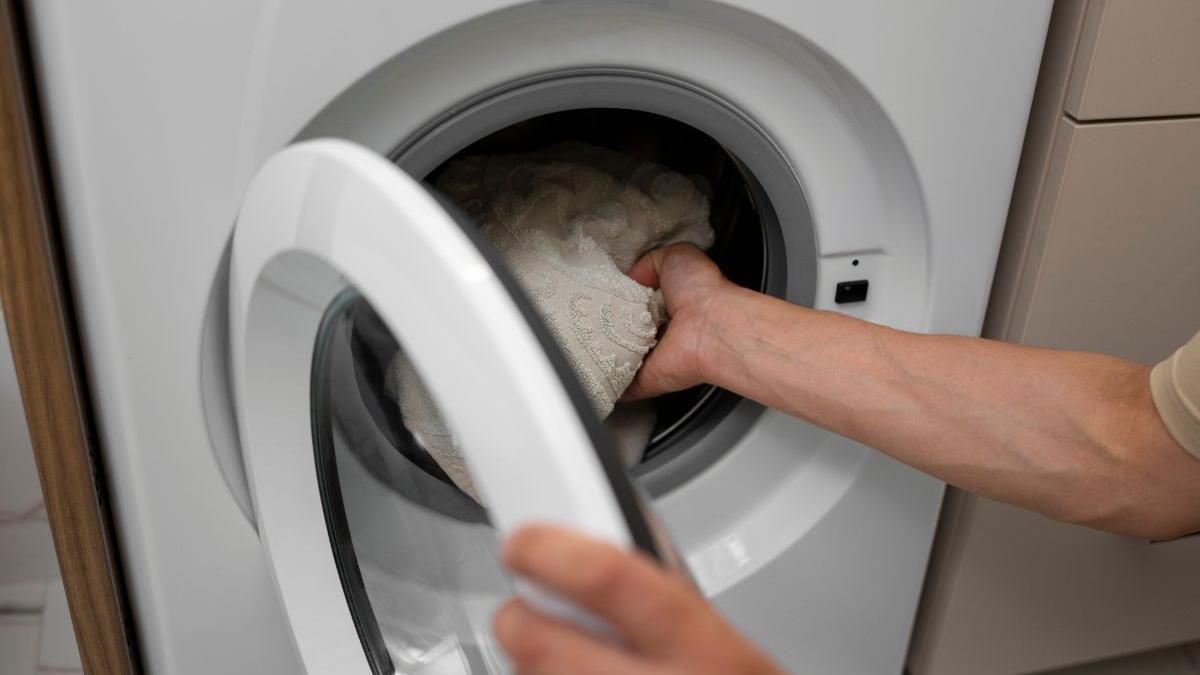 El truco de la hoja de laurel en la lavadora que adoran los amantes de la limpieza
