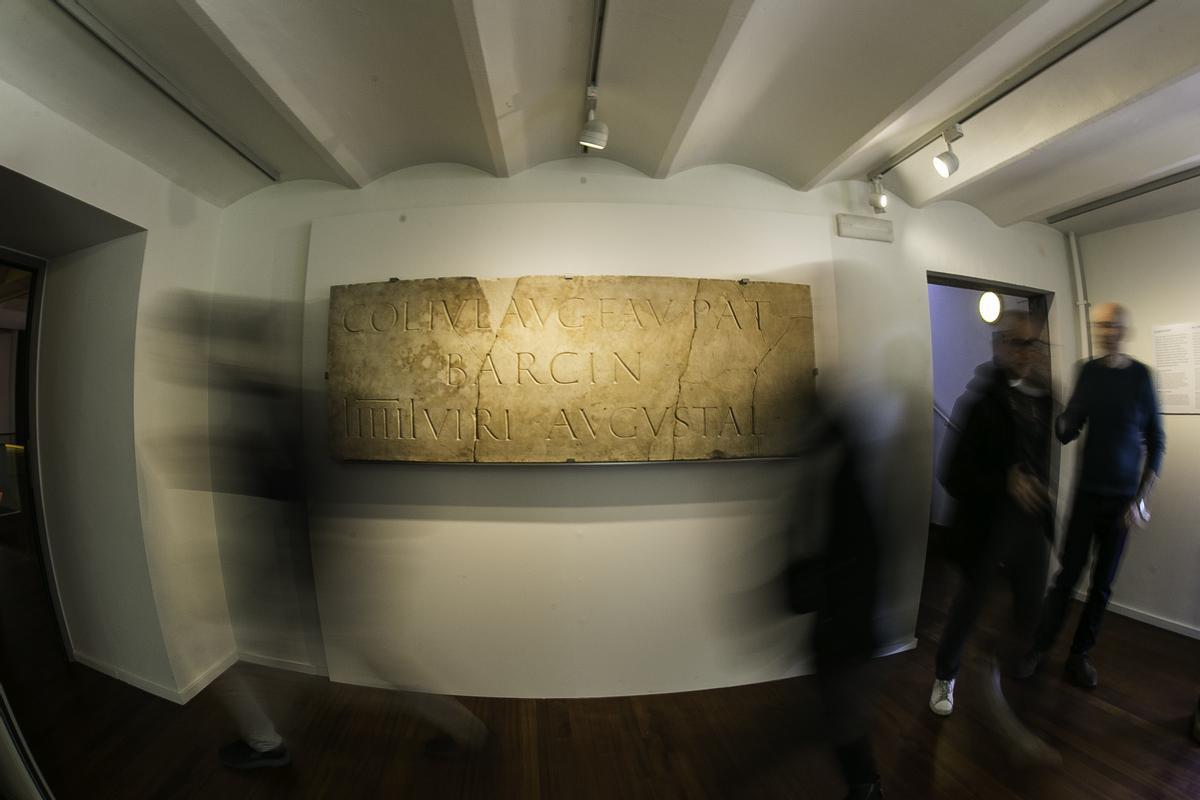 Algunas piezas de primer nivel que anteriormente se situaban en el subsuelo romano o el Palau Reial han pasado a la exposición de síntesis, como la lápida con el nombre completo de la ciudad romana: Colonia Iulia Augusta Faventia Paterna Barcino