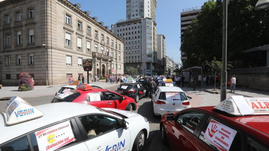 Concentración de autoescuelas el pasado mes de julio ante la subdelegación del Gobierno en Ourense en protesta por la huelga de examinadores.