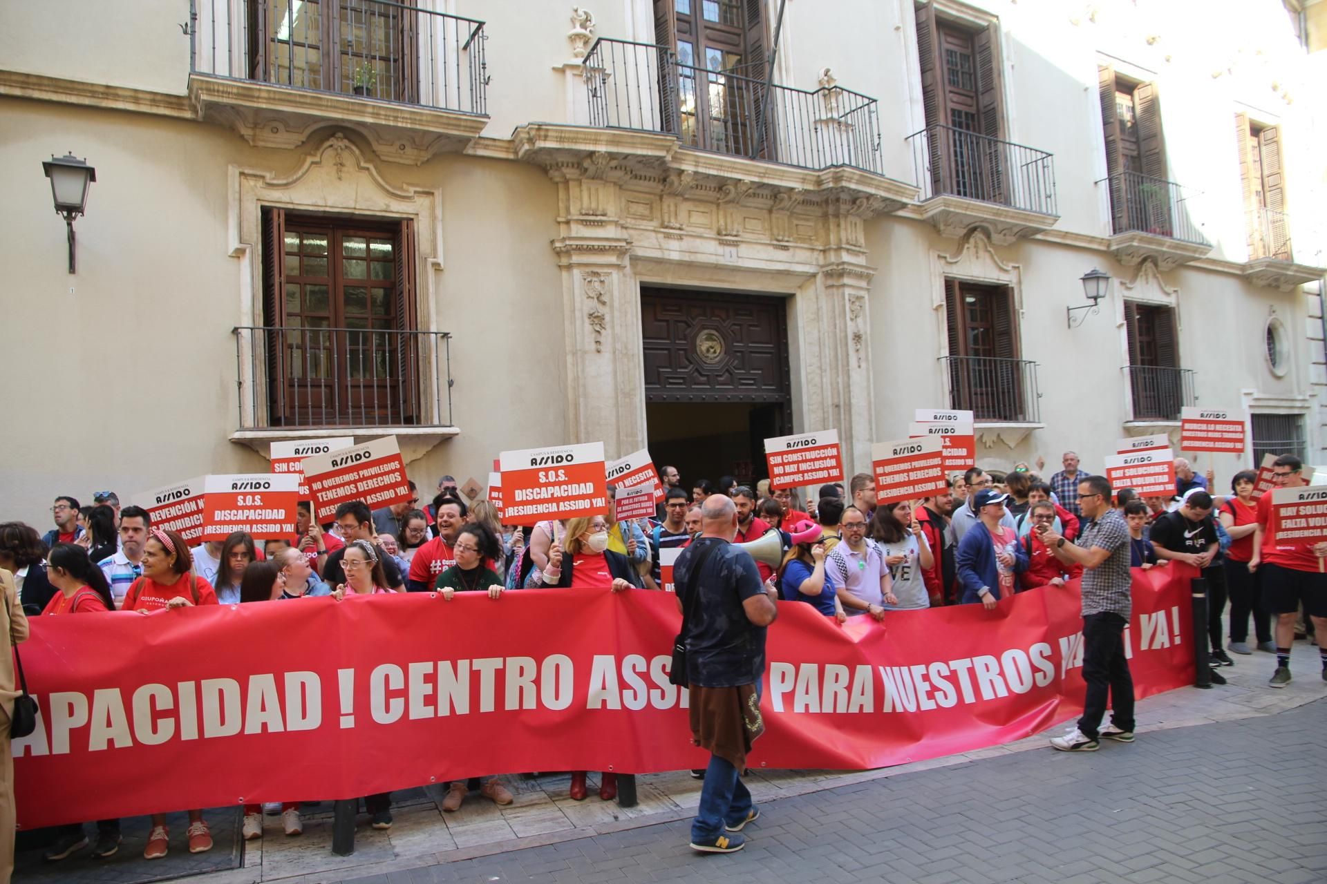 Concentración de Assido en Murcia ante la CHS