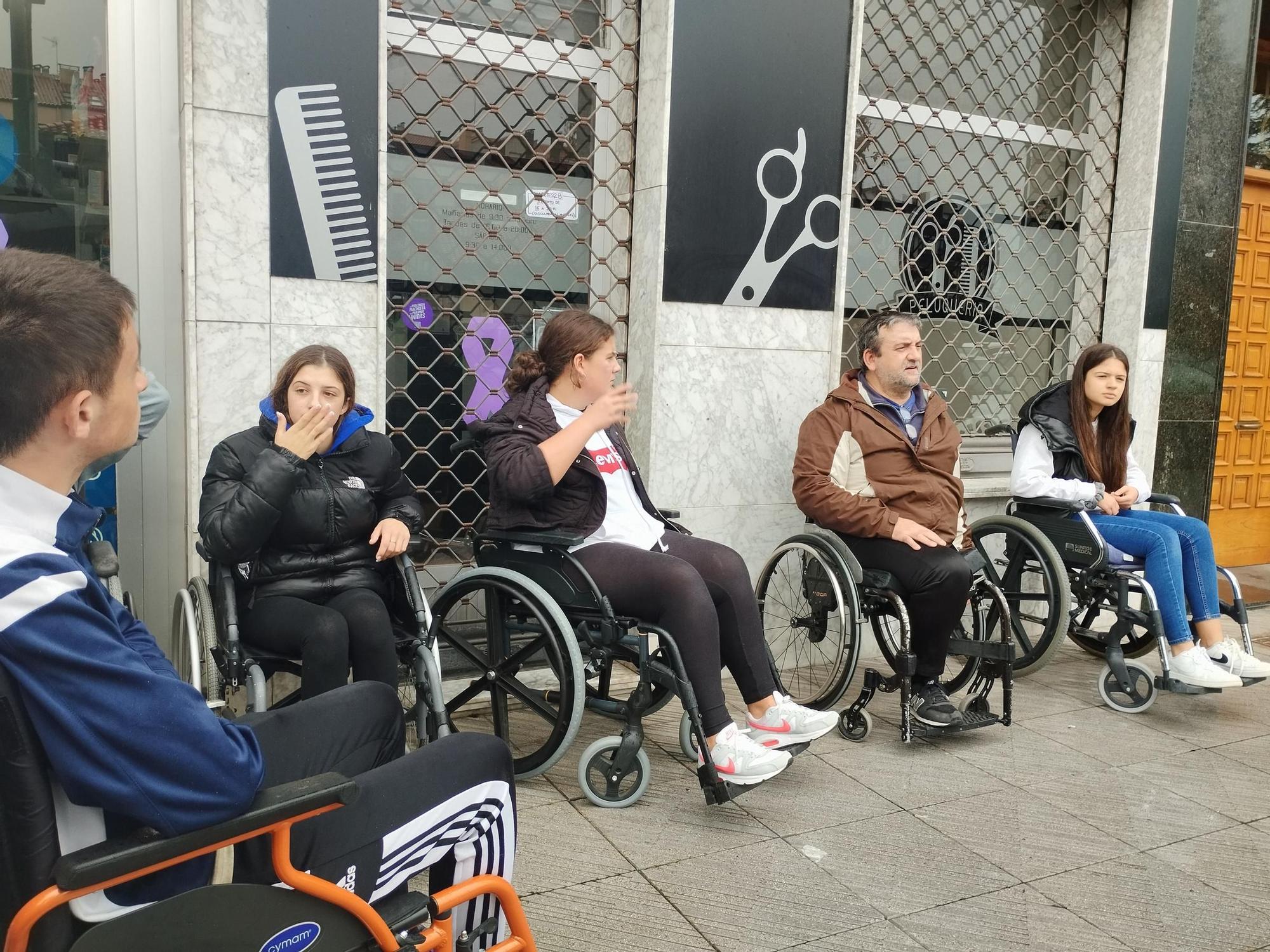 Así fue el paseo en silla de ruedas de los estudiantes del IES de Llanera