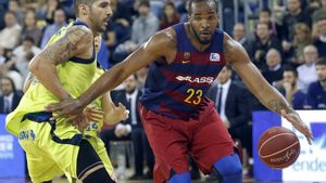 GRA081. BARCELONA, 03/01/2016.- El pívot jamaicano del Barcelona Lassa Samardo Samuels (d) con el balón ante el alero del Movistar Estudiantes Nacho Martín, durante la jornada 14 de liga ACB disputado hoy en el Palau Blaugrana de Barcelona. EFE/Andreu Dalmau. HORIZONTAL