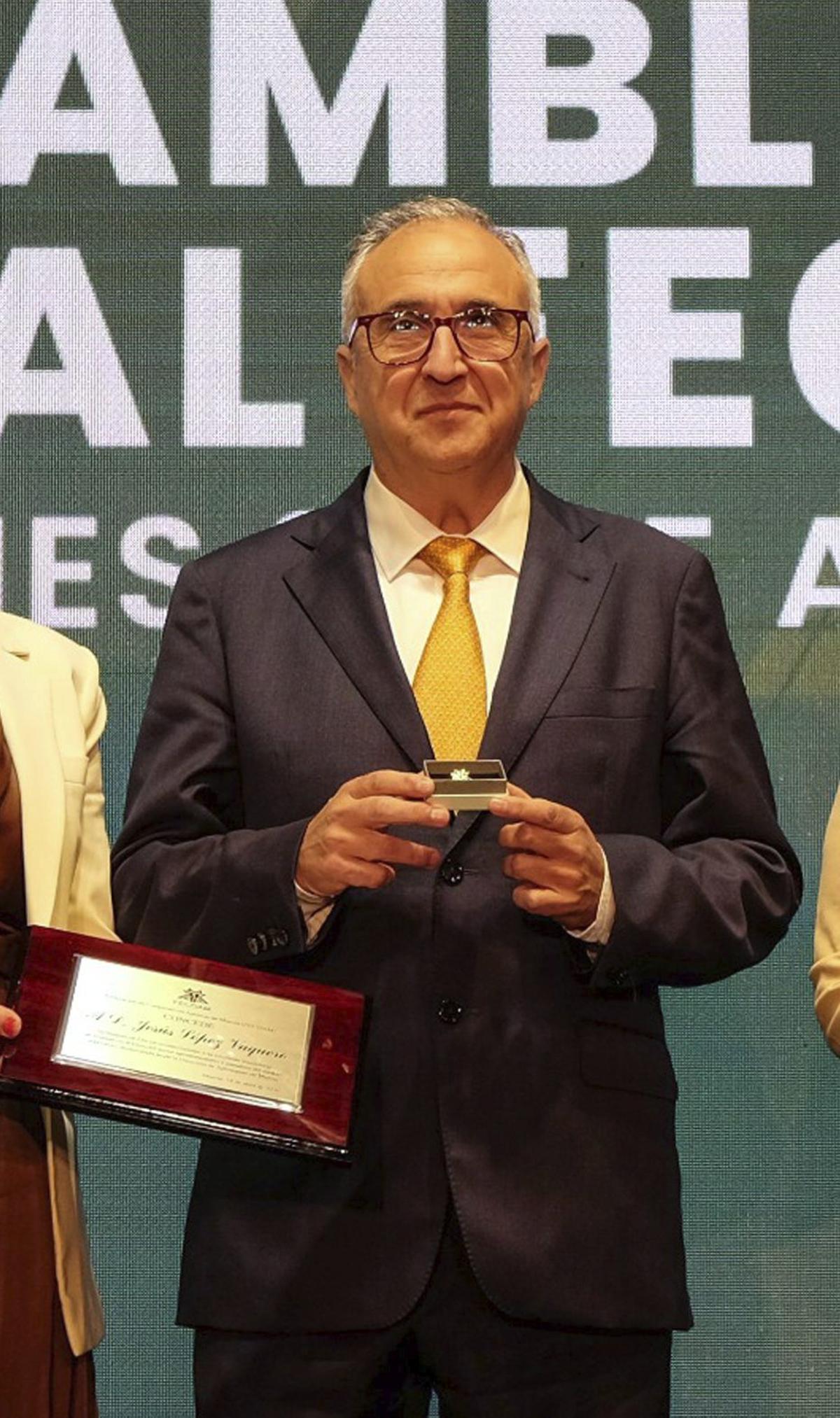Jesús López Baquero recibe la insignia de oro de Fecoam.