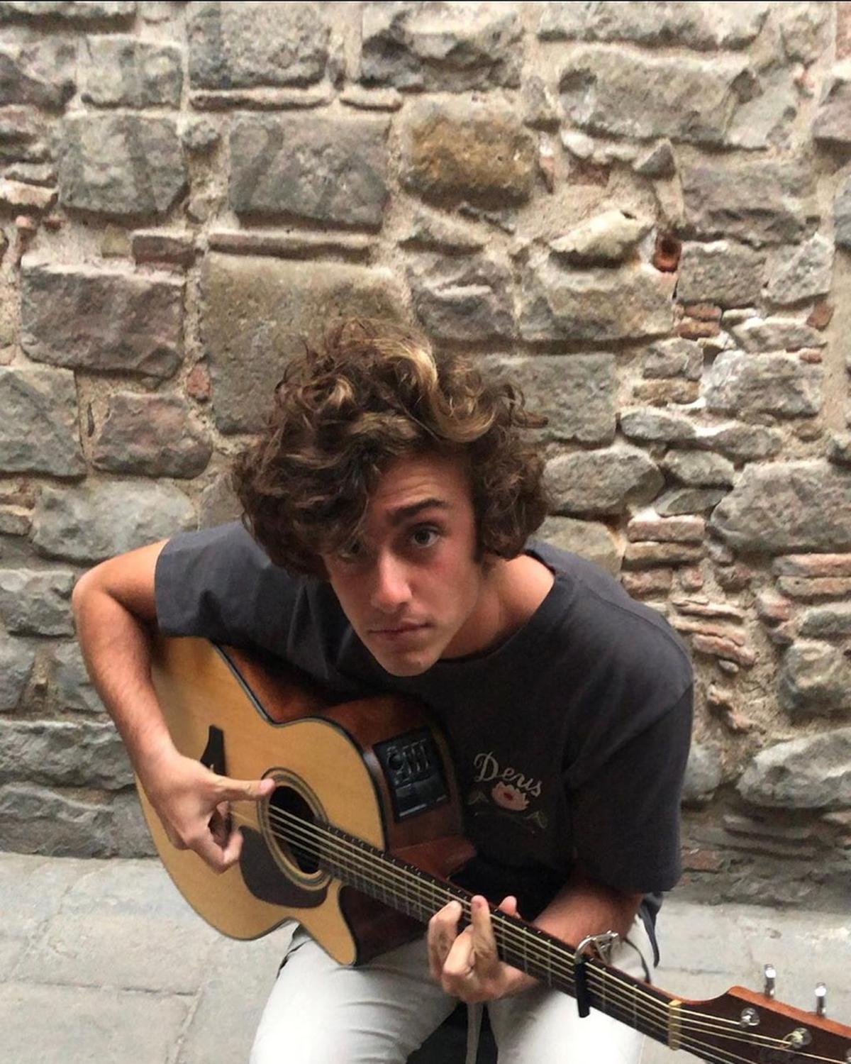 Álvaro Lafuente, con su «guitarrica», en una foto promocional.