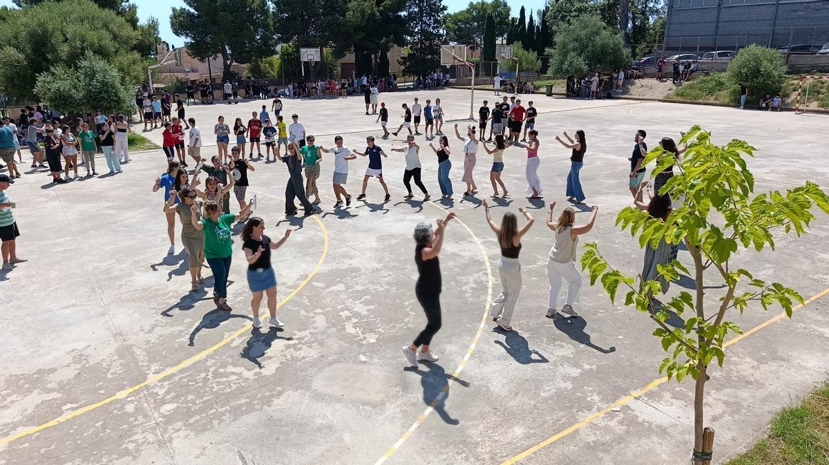 Los alumnos del IES Puig de Sa Font de Son Servera se han concentrado en el patio del instituto para cantar 'La Balanguera'