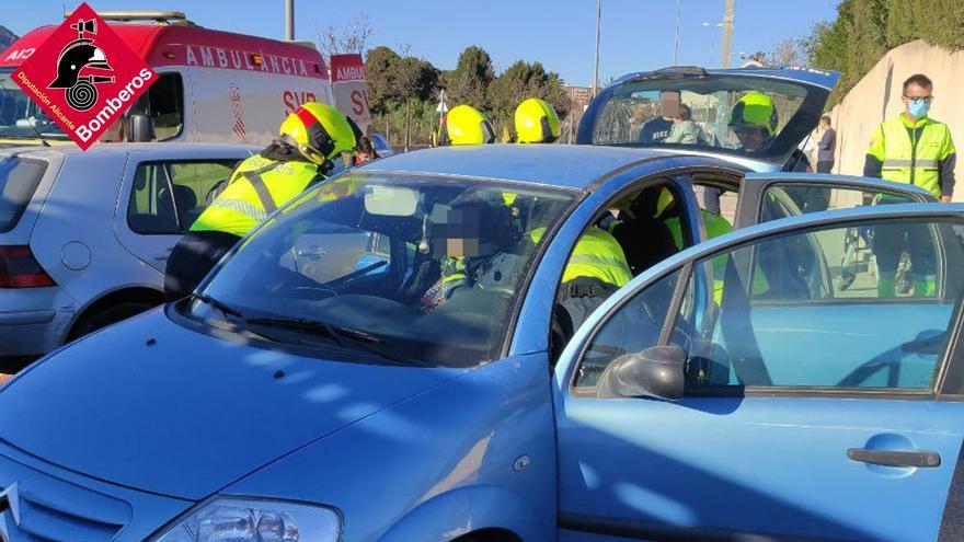 Una mujer queda atrapada en un coche tras un accidente en Elda