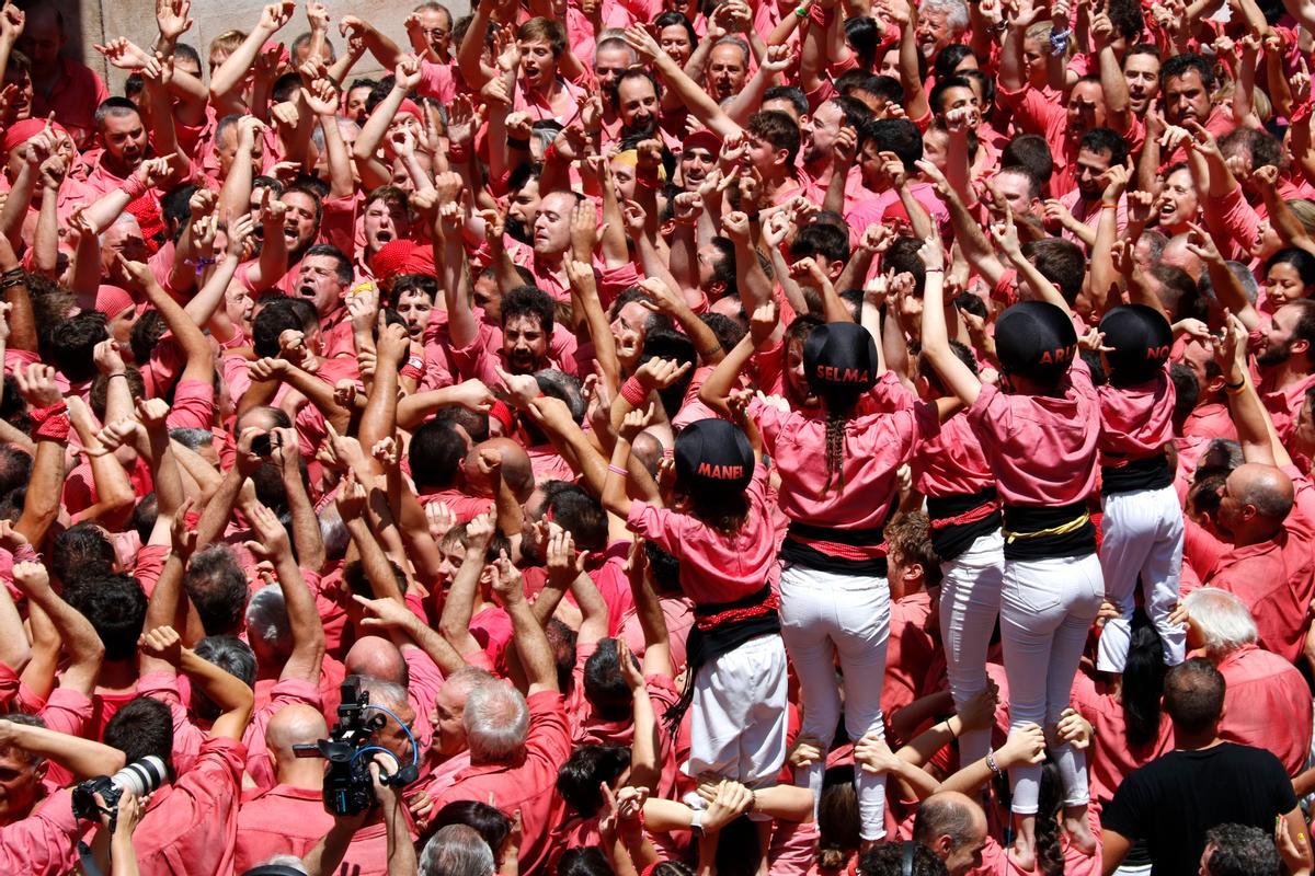Castellers de la Colla Vella celebrant el 4 de 9 amb folre i pilar descarregat per Sant Joan