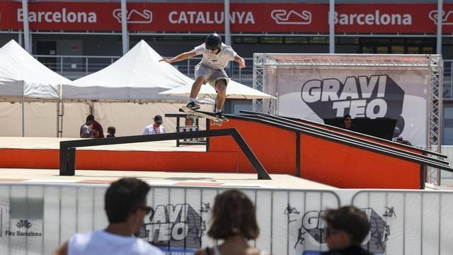 Un ‘skater’ a la barana de l’‘skatepark’ de Graviteo al Circuit de Barcelona-Catalunya.