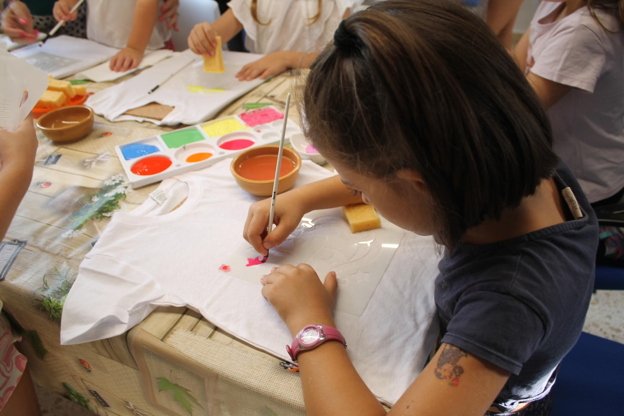 Galería de imágenes: Nietos y abuelos pintan camisetas en el taller de las fiestas de Cala de Bou