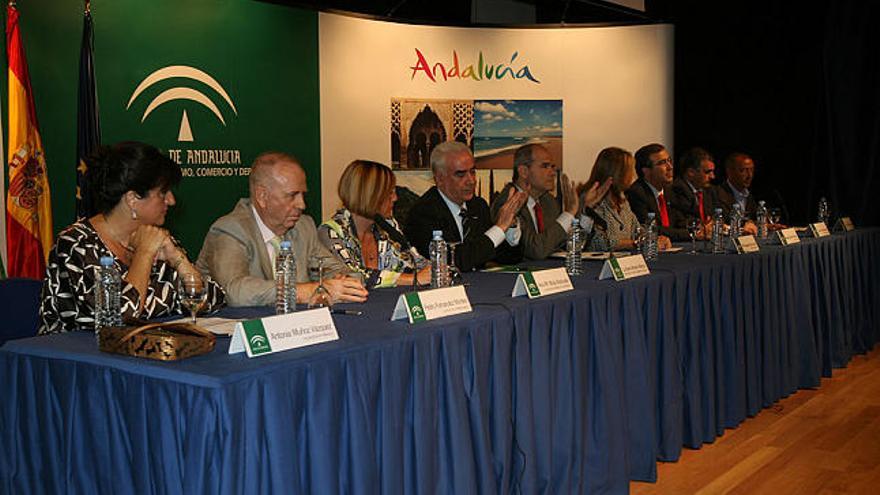 Convenio. Antonia Muñoz (Manilva), Pedro Fernández Montes (Torremolinos), Ana Mula (Fuengirola), Luciano Alonso, Manuel Chaves, Ángeles Muñoz (Marbella), Antonio Sánchez (Mijas), Javier Carnero (Benalmádena) y Juan Sánchez (Casares), ayer en Turismo Andaluz.