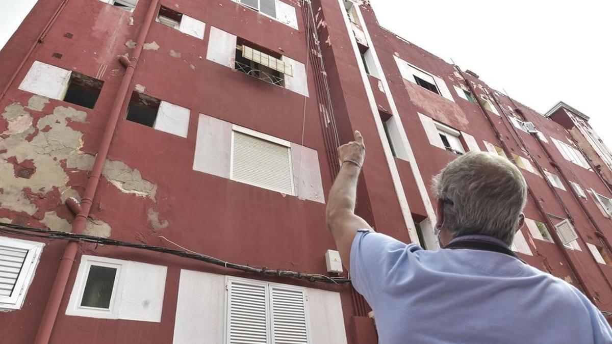 Un vecino muestra el mal estado de las viviendas del grupo Fermin Sanz-Orrio
