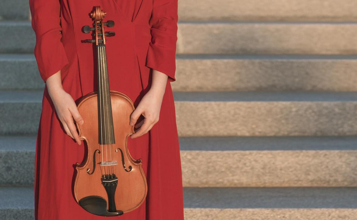 La violinista reconstruye desde la ficción la historia de Anna Maria della Pietà, una huérfana en la Venecia del siglo XVIII que llegó a ser más popular que su mentor, Vivaldi