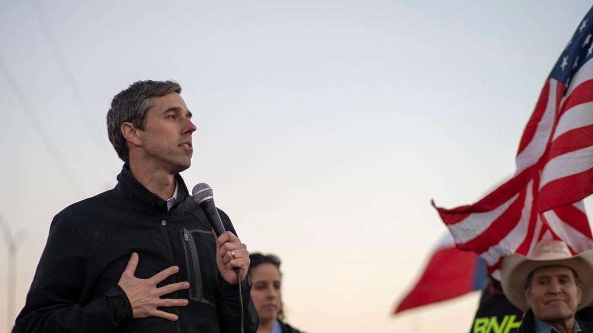 Beto O'Rourke se dirige a la multitud durante la marcha en El Paso