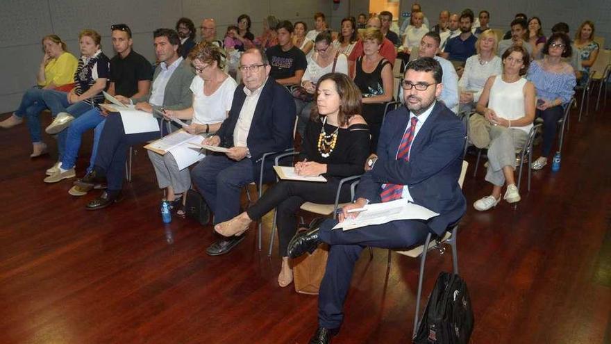 Los asistentes al acto de entrega de premios de Emprende VGA. // Noé Parga