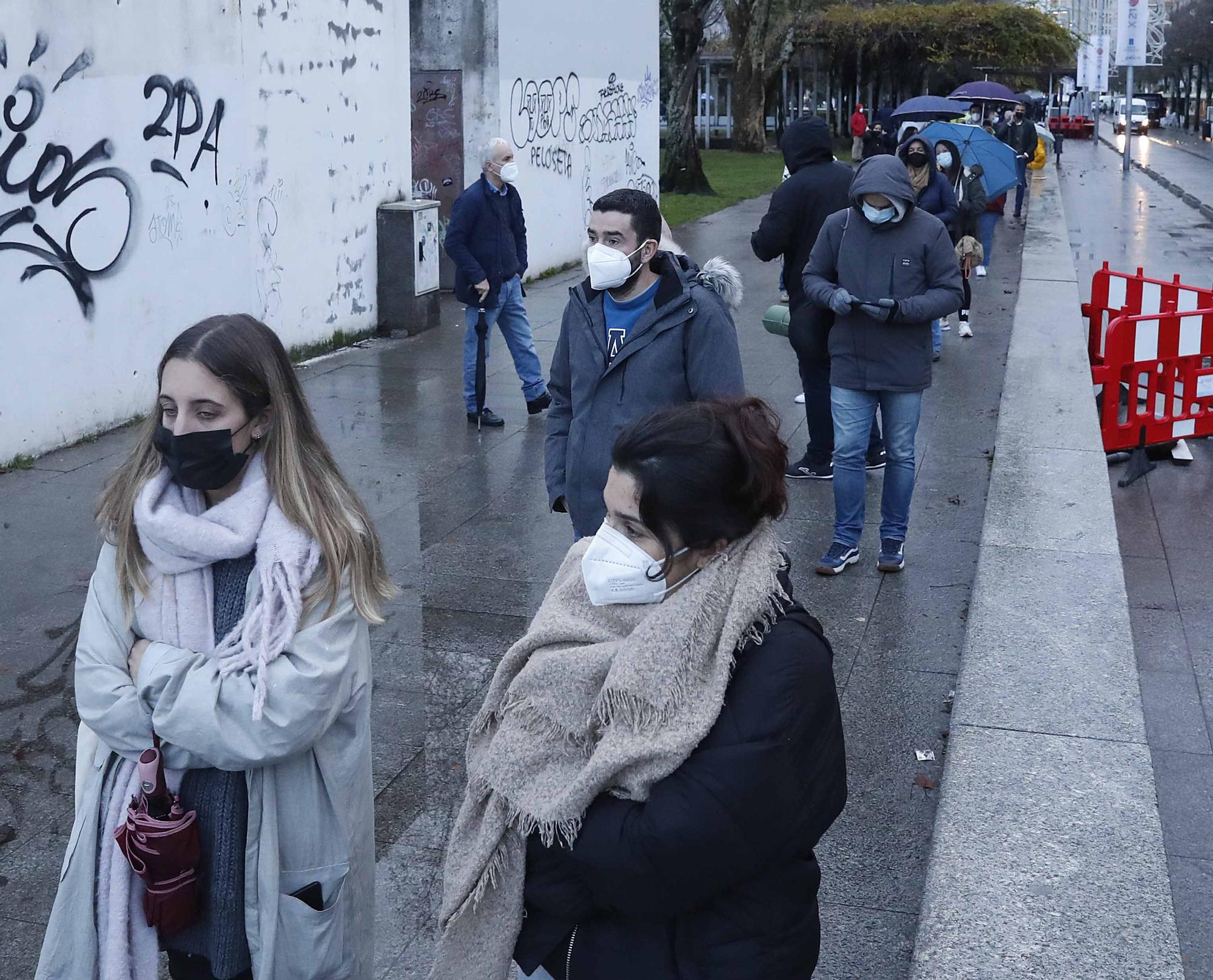 Madrugón y colas kilométricas en Vigo para mesas "saludables" por Navidad