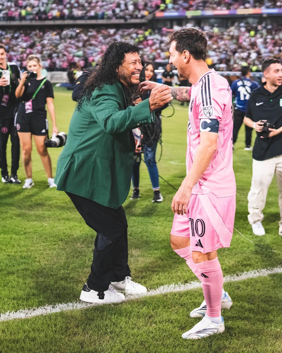 Messi, junto a Higuita, antes del partido contra Atlético Nacional
