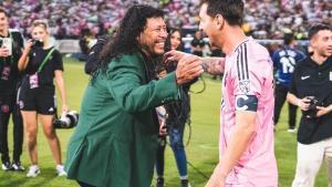 Messi, junto a Higuita, antes del partido contra Atlético Nacional