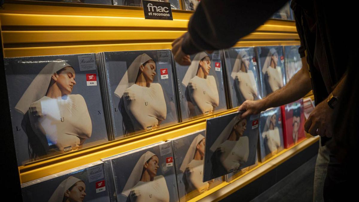 El vinilo de 'Lux', el cuarto disco de Rosalía, en la FNAC de la Rambla de Barcelona