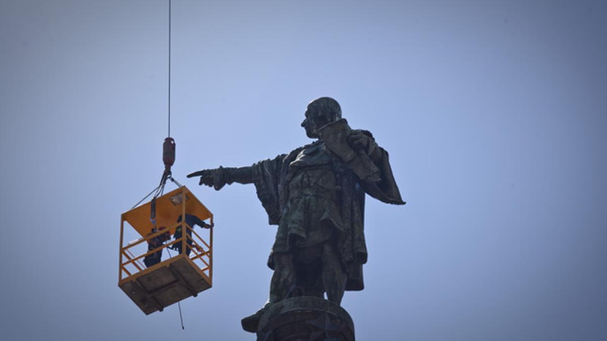 Tareas de rescate de los turistas atrapados en la estatua de Colom.
