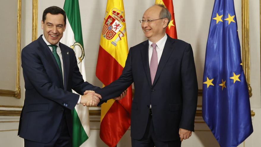 Juanma Moreno junto a Yin Li, a quien recibió este viernes en el Palacio de San Telmo en Sevilla.