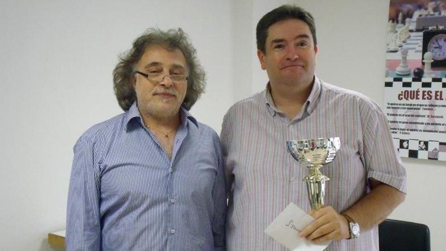 Vicente Cano, con el trofeo de ganador, junto a Gustavo Gualdoni