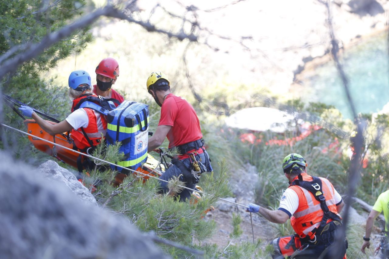 Bombers de Mallorca y SAMU 061 realizan una formación para atender rescates de montaña extremos