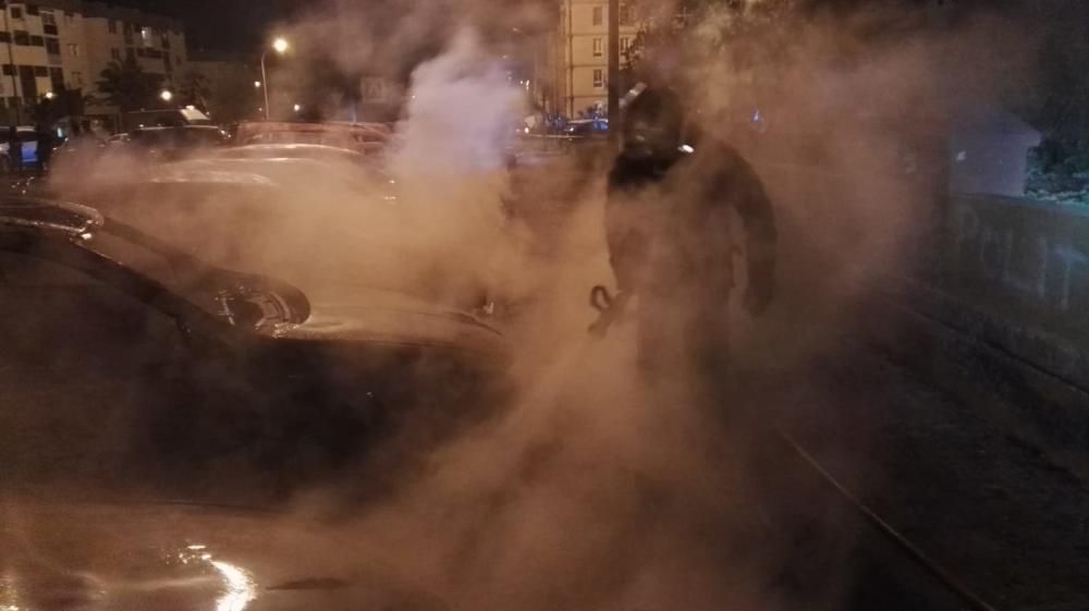 Un fuego calcina 26 coches en Jinámar