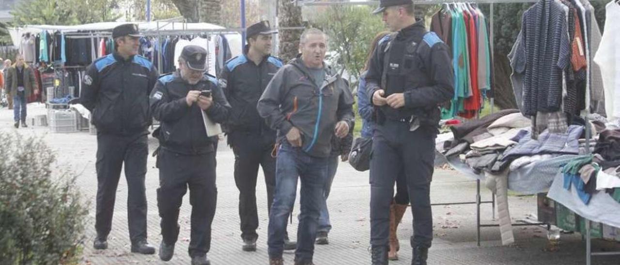 Agentes de la Policía Local de Cangas patrullaron el mercadillo la semana pasada. // Santos Álvarez