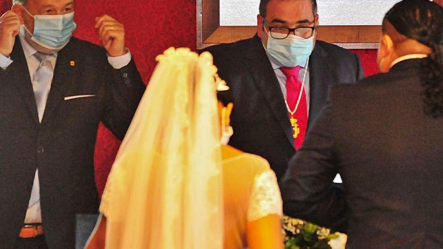 La primera boda de la era Covid en el Concello de Vilagarcía.