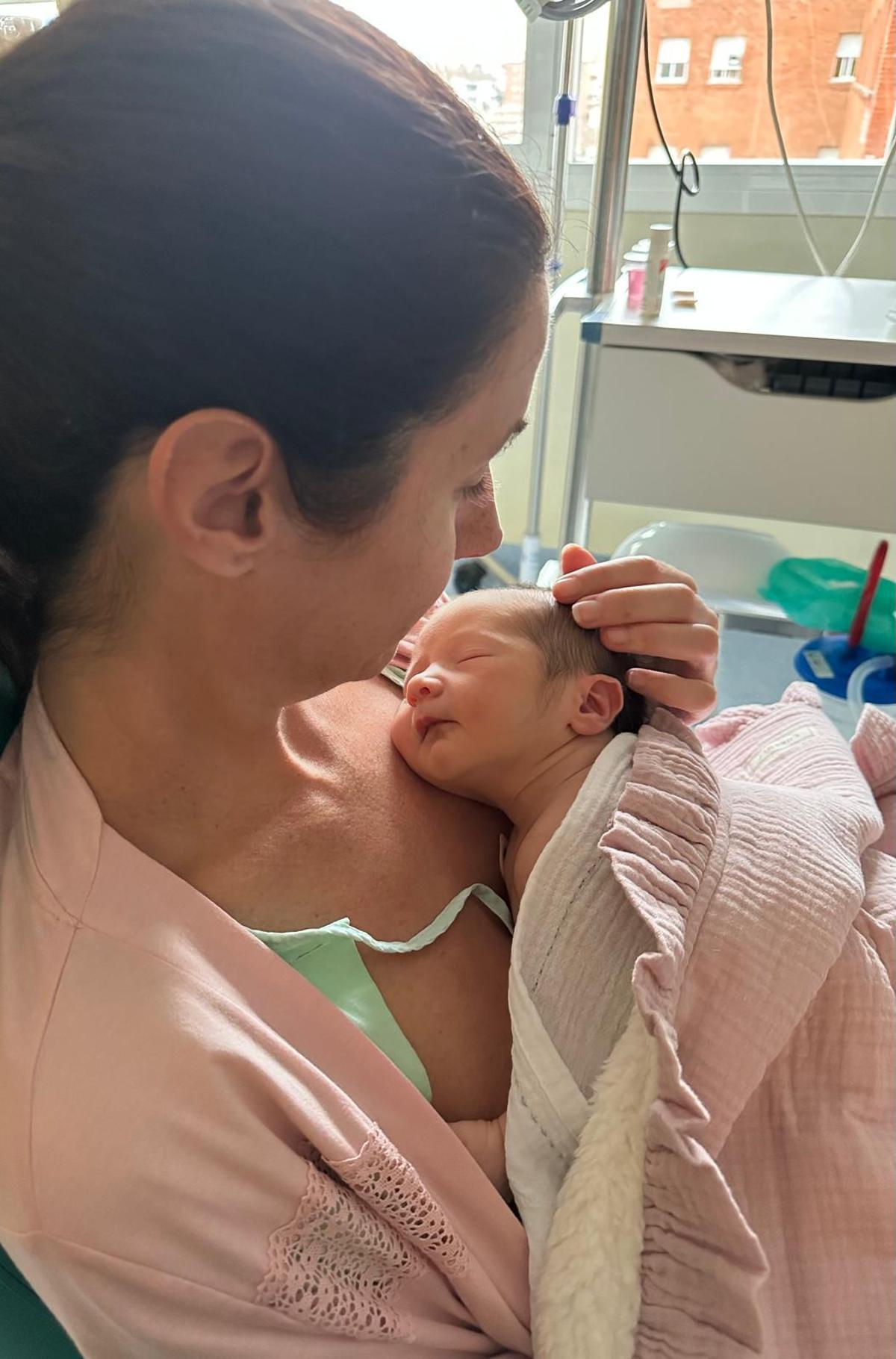 María con su pequeña en brazos.