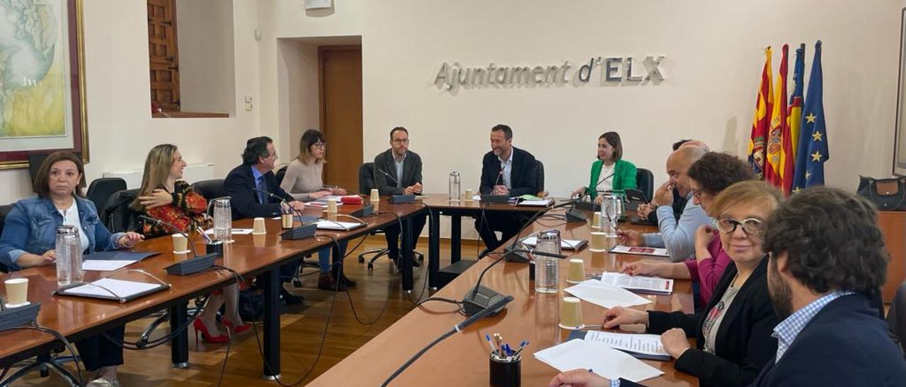 Un instante de la reunión esta mañana entre el equipo de gobierno y los agentes sociales de Elche