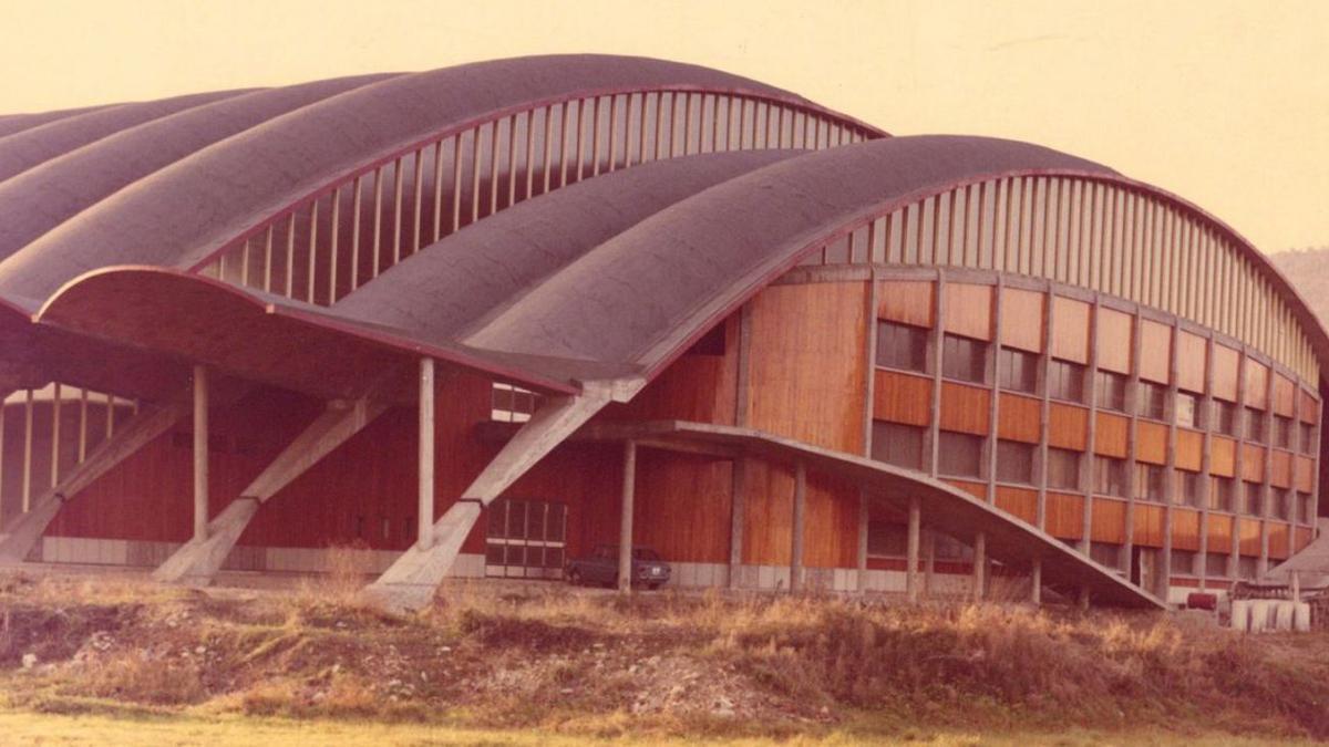 El Palacio de los Deportes, con su cubierta gris original; en el recuadro, página de LA NUEVA ESPAÑA de poco antes de su inauguración. | LNE
