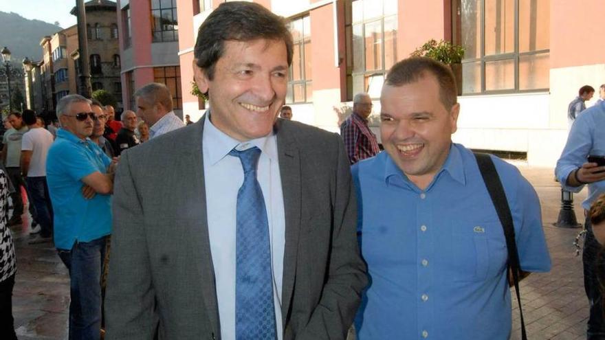 Javier Fernández y José Luis Alperi, antes de entrar en la reunión.