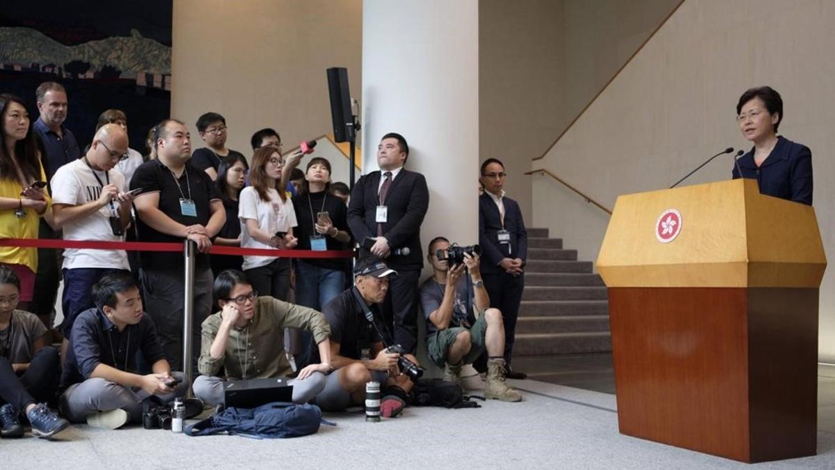 Carrie Lam  en una rueda de prensa