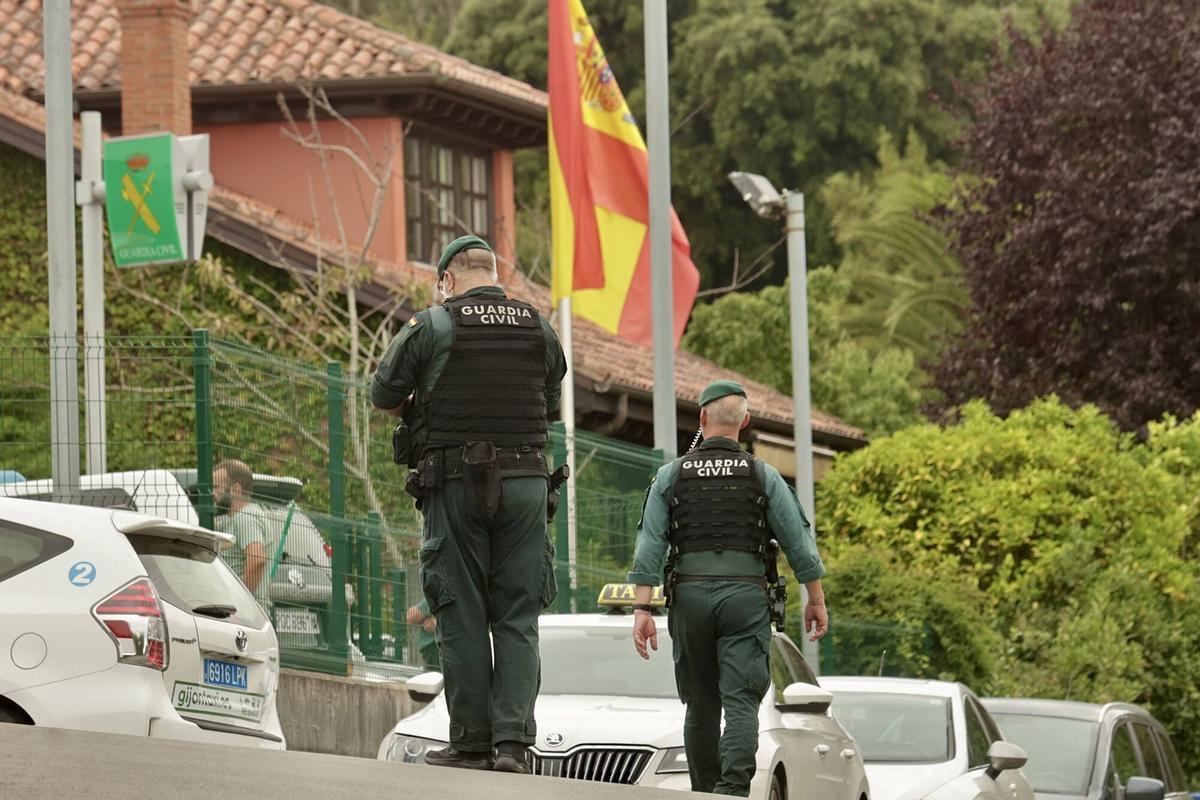 En imágenes: un guardia civil mata a su exmujer en el cuartel de Llanes y muere tras un tiroteo con compañeros en su huida En imágenes: un guardia civil mata a su exmujer en el cuartel de Llanes y muere tras un tiroteo con compañeros en su huida