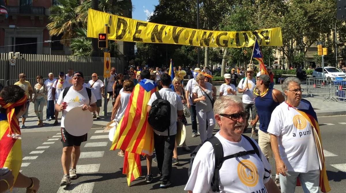 Ambiente festivo en el paseo de Sant Joan, dos horas antes de la manifestación de la Diada.