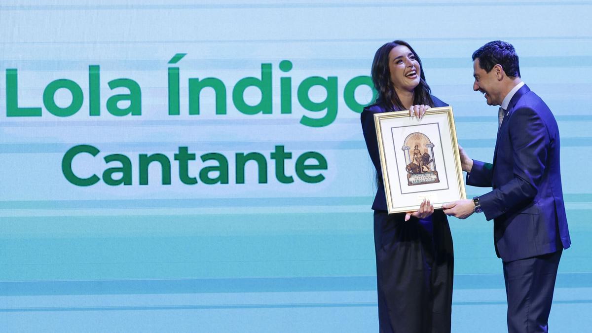 El presidente de la Junta de Andalucía, Juan Manuel Moreno Bonilla, entrega el premio Talento Andaluz a la cantante Lola Índigo.