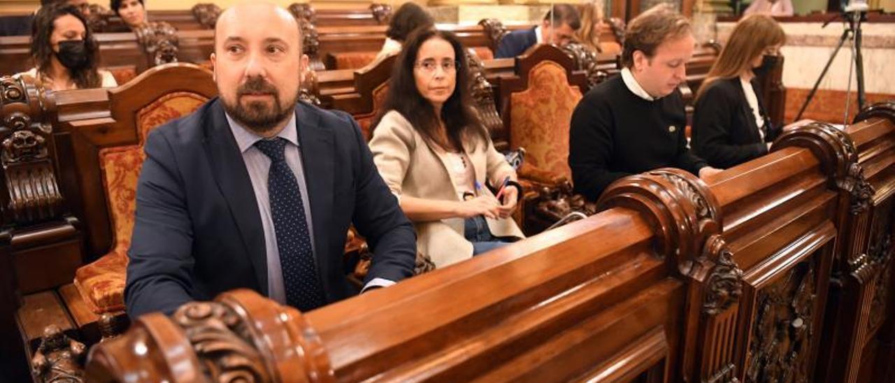 Ediles de PSOE y Marea en el pleno de ayer, con José Manuel Lage en primer plano. |   // CARLOS PARDELLAS
