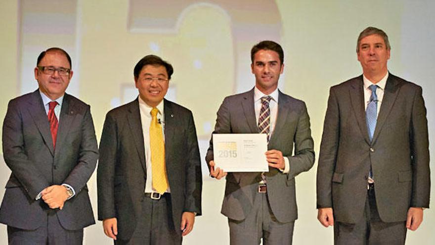 Riquelmo Gomis recibe el premio «Concesionario del Año 2015» en la Factoría Renault de Valladolid.