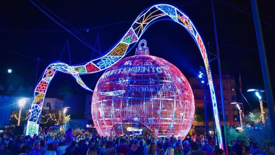 Imagen de la gran bola navideña que preside la plaza de España de Fuengirola.