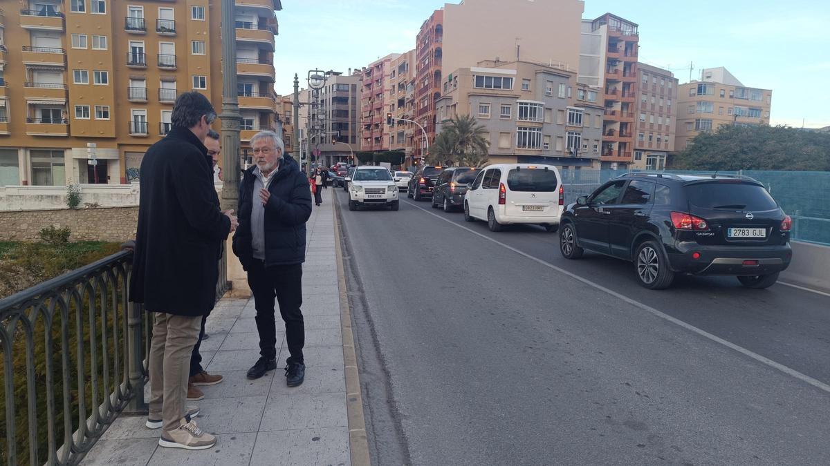 El alcalde, de espaldas, tras la firma del inicio de obras en el puente del Amadorio de La Vila