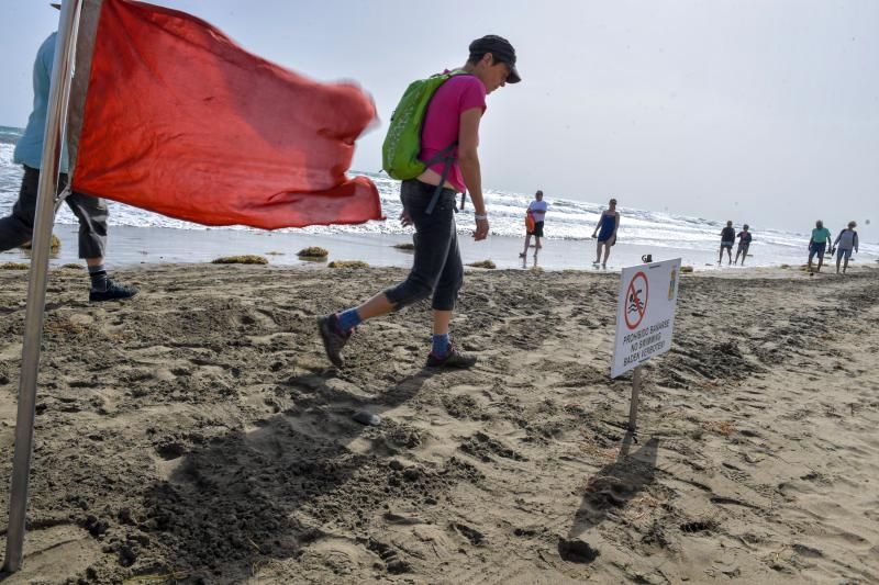 El viento y la calima siguen el jueves en Canarias y cierran Playa del Inglés por mala mar