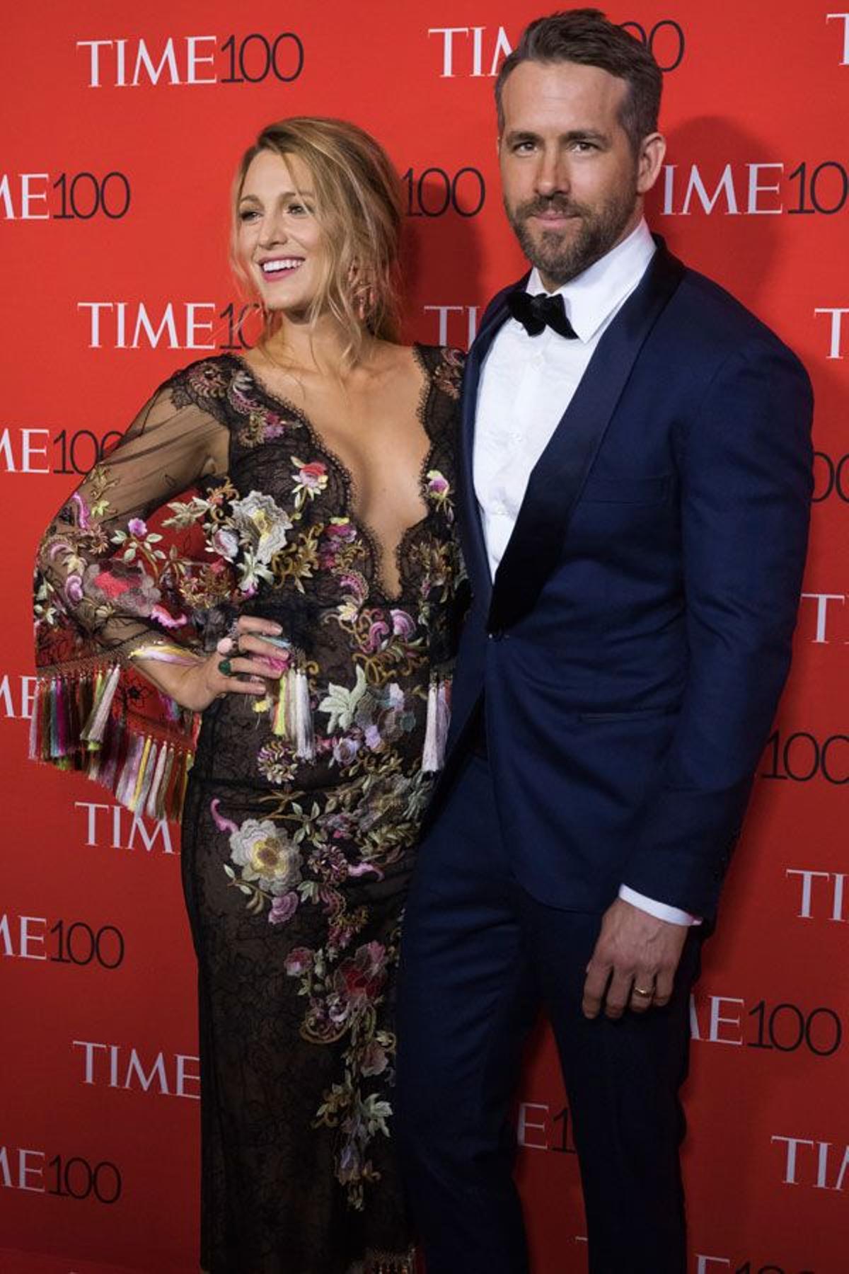 Blake Lively con look de Marchesa junto a Ryan Reynolds