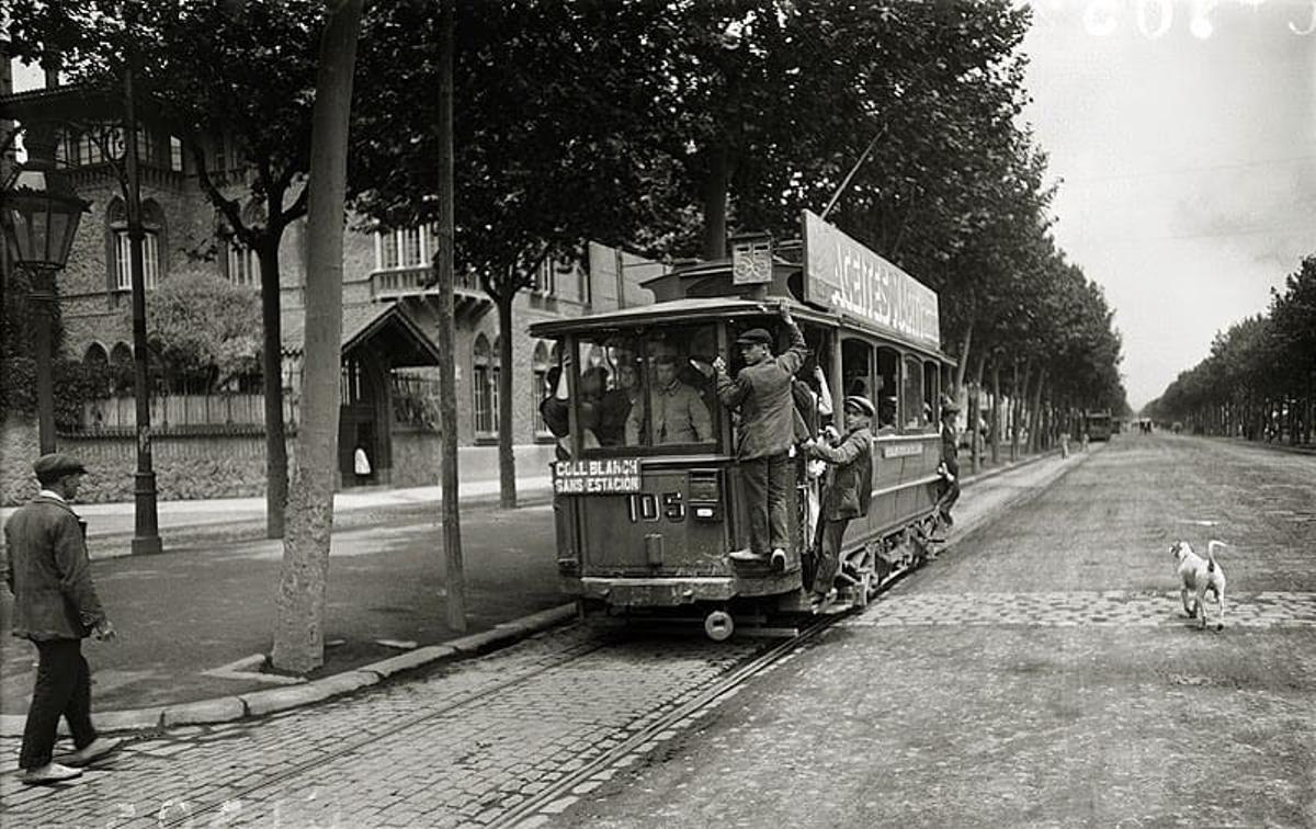 El tranvía 55, con destino Collblanch, circula lleno  por una vacía Gran Via durante el primer tercio del siglo XX.