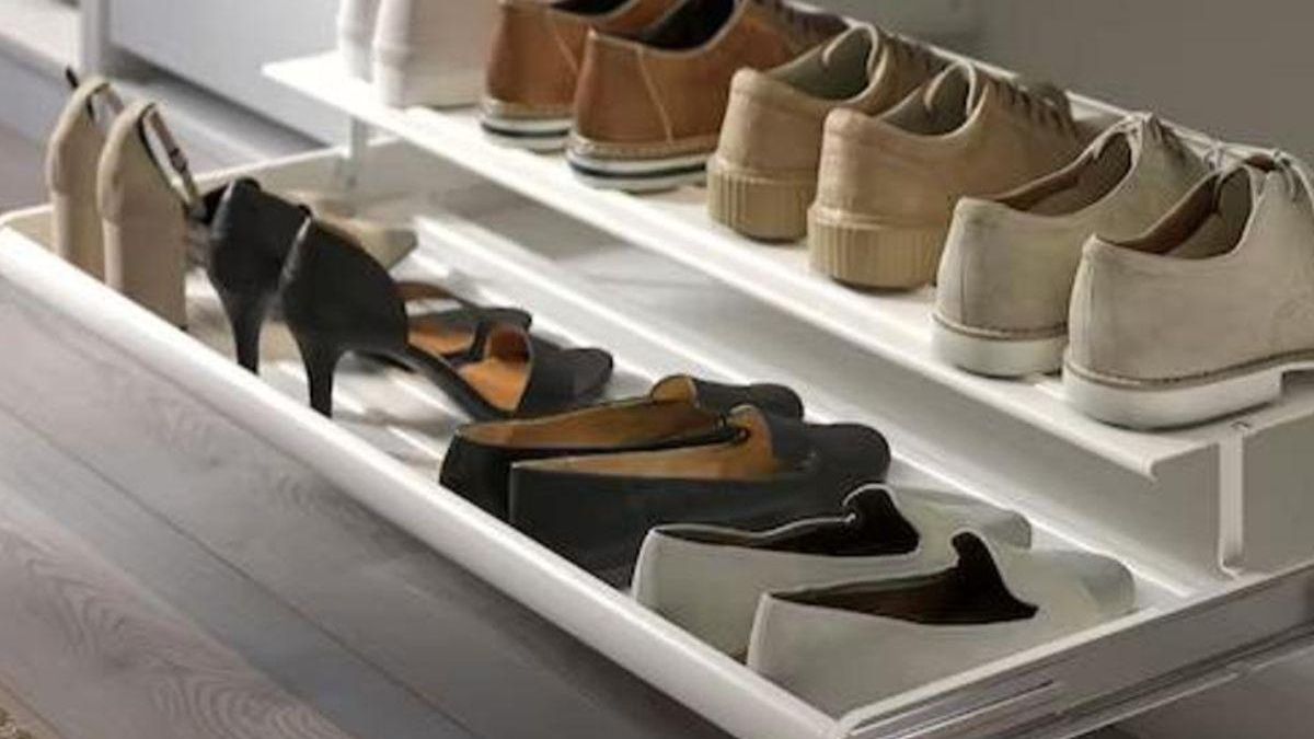 Ikea pone a la venta un zapatero corredero diseñado para la entrada de las casas y arrasa en España