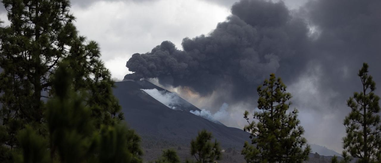 Impresionantes imágenes aéreas del volcán de La Palma tras el fin de la erupción