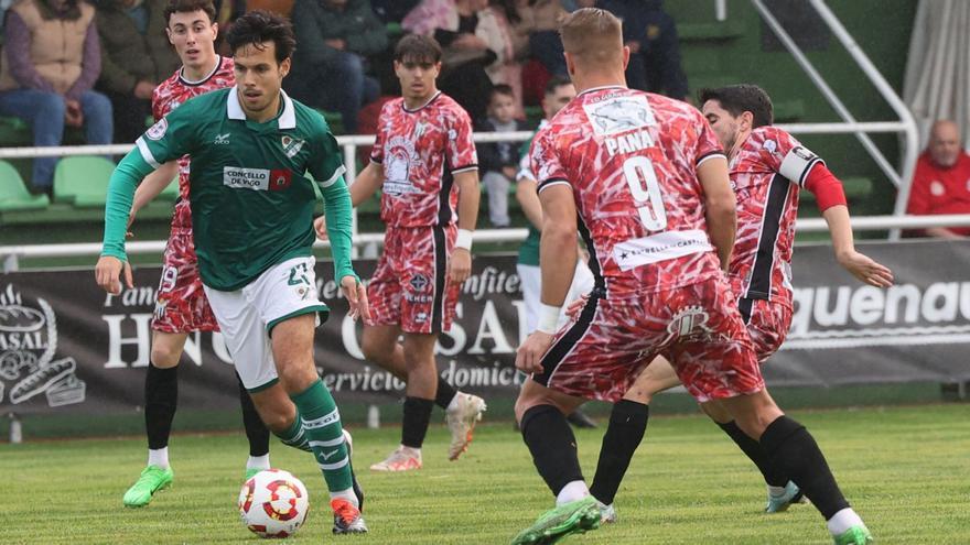 Borja Domínguez, del Coruxo, conduce el balón ante varios jugadores del Guijuelo en el partido de la primera vuelta. | José Lores